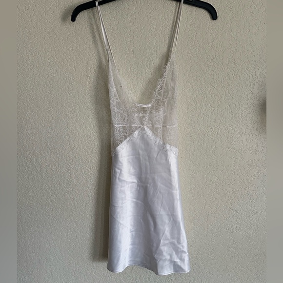 Victoria's Secret Coconut White Medium Satin Lace Plunge Plunge Slip - Picture 2 of 6